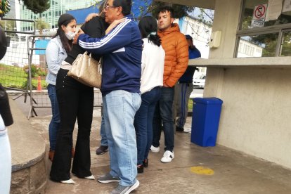 Familiares esperaron por el cuerpo afuera de la morgue de la Policía Nacional.