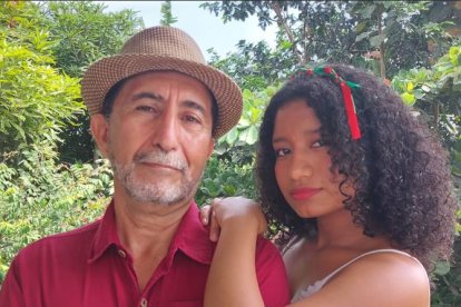 Comparte el escenario con Nayeli Suárez, una actriz y amorfinera manabita.