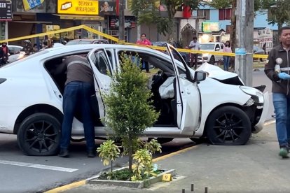 Cuatro personas que circulaban en un auto fueron atacadas a tiros.