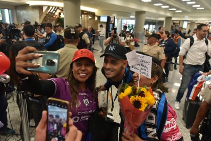 Las aficionadas aprovecharon para tomarse fotos con los futbolistas.