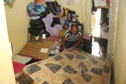 Patricio busca la forma de que los colchones calcen en el espacio reducido en el cual viven.