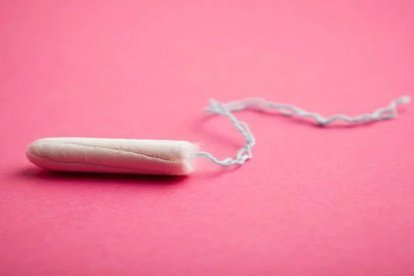Los tampones no rompen el himen. Mejor busca que producto es mejor para tus días de menstruación.