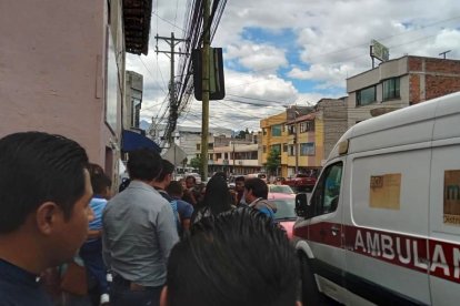 Una ambulancia trasladó a la mujer, pero falleció en una casa de salud.
