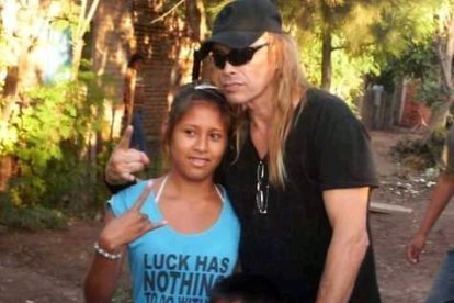 Carlos Cabral compartiendo con niños de comunidades de El Chaco.