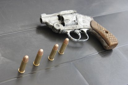 En poder del menor detenido se encontró un arma y municiones.