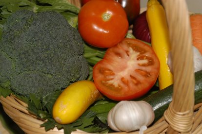 En la alimentación diaria debe predominar verduras, hortalizas, legumbres.