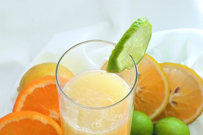 Cada día se debe consumir porciones de frutas.