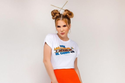 Carolina Jaume modelando las camisetas que fabricó.