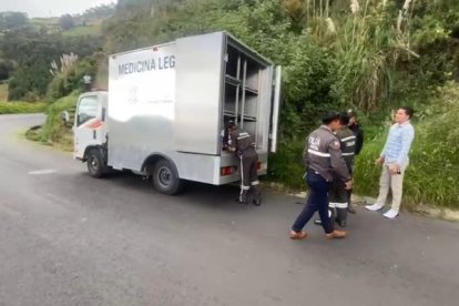 El cadáver fue llevado hasta la morgue tras su levantamiento.