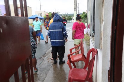 UNA MUJER GUARDIA QUE TRABAJABA EN GARITA DE CIUDAD VICTORIA A pesar de no pertenecer a una empresa de seguridad, las guardias visten uniforme de color azul.