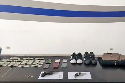 Parte de las evidencias retenidas por los agentes policiales.