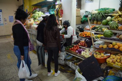 La gente que va al mercado no quiere vivir un paro más.