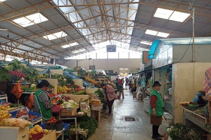 En Ambato, los centros de abastos se surten para el día a día.