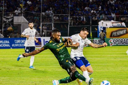 Gabriel Achilier a sus 40 años juega de buena forma.