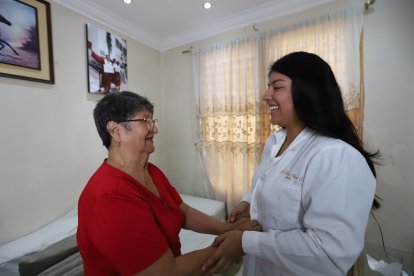 Martha Proaño (i) junto a Madeline Nieves (d), la segunda médico mujer en su familia.