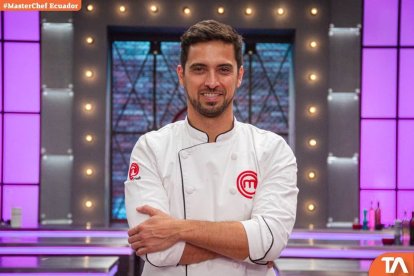 Es un piloto y amante de la cocina. Ganó la segunda temporada del programa de cocina.