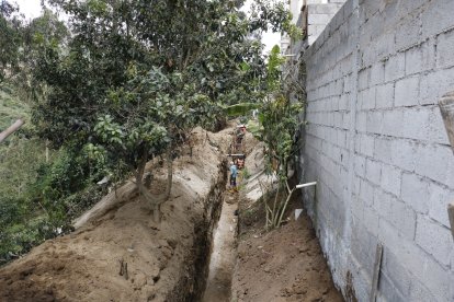 También se construye el sistema de alcantarillado al borde de la hondonada.