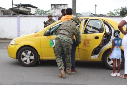 Uniformados realizan inspecciones en San Lorenzo, considerado el cantón más violento de la provincia de Esmeraldas.