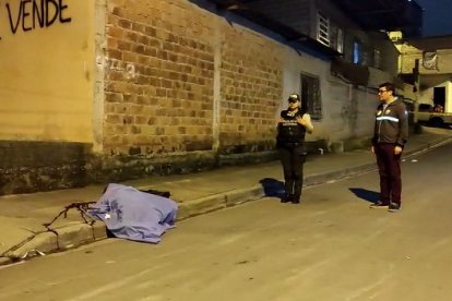 El cuerpo de uno de los presuntos sicarios quedó en la vereda.