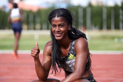 La celebración de la velocista tras su victoria e imponer nuevo récord nacional.