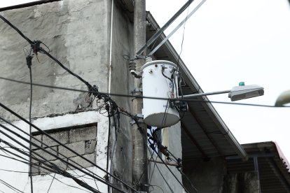 UN ALBAÑIL SE ELECTTROCUTO CUANDO ESTABA TRABAJANDO EN UNA PARED FUERA DE UNA CASA Y TRANSFORMADO DE LUZ LO QUEMO 6 DE MARZO DEL 2023 GUAYAQUIL-ECUADOR