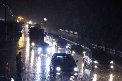 Las fuertes lluvias  generaron un intenso tráfico en la vía a la costa.