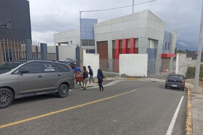 Los tres fallecidos fueron trasladados al Centro Forense de Ambato.
