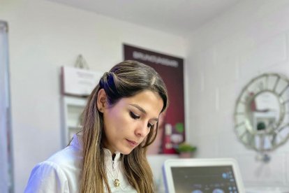 Stheffany a la par de sus estudios universitarios se sumergió en el mundo de la belleza tomando cursos.