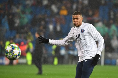 El delantero francés del Paris Saint-Germain, Kylian Mbappe, se calienta antes del partido de fútbol del grupo A de la UEFA Champions League contra el Paris Saint-Germain FC en el estadio Santiago Bernabeu en Madrid el 26 de noviembre de 2019. / AFP / GABRIEL BOUYS FBL-C1-EUR-REAL MADRID-PSG |




Paris Saint-Germain's French forward Kylian Mbappe warms up before the UEFA Champions League group A football match against Paris Saint-Germain FC at the Santiago Bernabeu stadium in Madrid on November 26, 2019. / AFP / GABRIEL BOUYS FBL-C1-EUR-REAL MADRID-PSG |