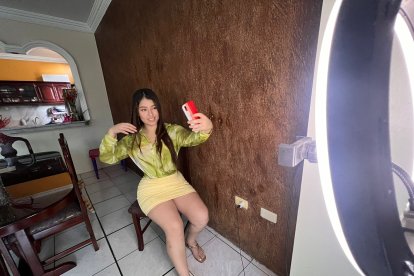 Gabriela le dedica al menos cinco horas a la semana a su Onlyfans