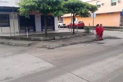 Una mujer que iba a tomar un bus para ir a a su trabajo vio las fundas negras.
