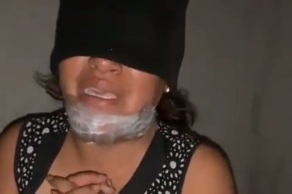 En la grabación la señora pide a su hijo que la ayude.