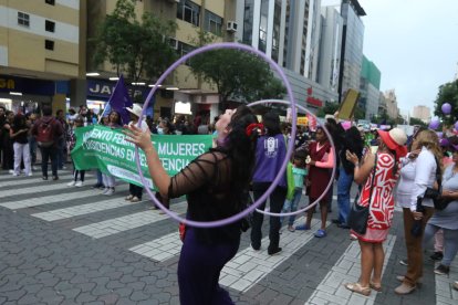 La marcha avanza por las calles de Guayaquil.