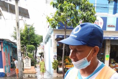 Aurelio encontró dos placas de vehículos mientras  limpiaba la calle principal de Sauces VI.