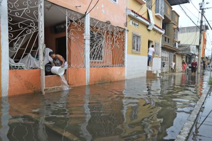 Moradores de la manzana 311, en  Sauces 6 se amanecieron sacando el agua de sus casas.