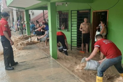Con recipientes ayudaron a sacar agua de varias viviendas.