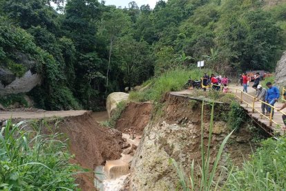 El estado en el que quedó un tramo de la vía.