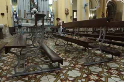 Dentro de la iglesia se corre el riesgo de que los fieles puedan ser golpeados por alguna pedazo de roca que se pueda desprender de la cúpula.
