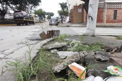 Las alcantarillas, según moradores, también están afectadas. Estas se rebosan cada cierto tiempo.