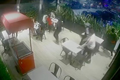 Otro de los secuestradores agarra al niño y lo saca en brazos.