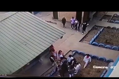 La agresión sucedió en la parte posterior de la institución.