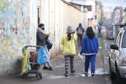 Padres de familia acompañan a sus hijos para cerciorarse que lleguen bien a clases.