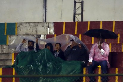 Los hinchas que llegaron al estadio de Azogues se quedaron con ganas de fútbol.