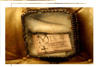 En la caja también guardaron un frasco con su sangre, un candado y algunos de los escritos que ella dejó en su diario.