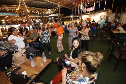 La farra en La Cuadra se enciende desde las 21:00. Comida, tragos y música en vivo animan a los visitantes.