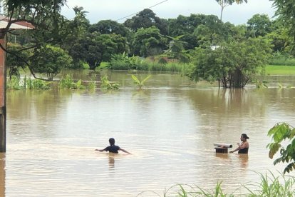Por la inundación, los agricultores no pueden trabajar.