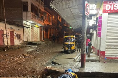 El cuerpo de Jennifer Aguayo Cornejo quedó dentro de este mototaxi.  A cuatro metros de donde fue asesinado a tiros Óscar Solís.