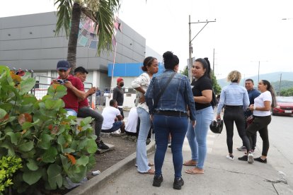 Parientes de las víctimas llegaron al instituto forense para retirar sus cadáveres.