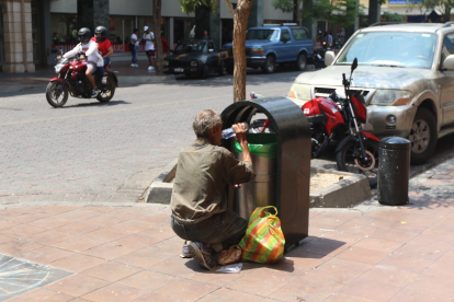 Supervivencia. De entre la basura, personas hallan algo para poder calmar ‘la leona’.