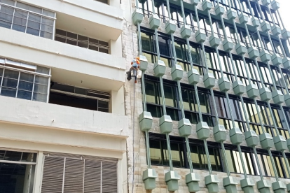 ¡Sin miedo al éxito! Si de ‘camellar’ se trata, la gente se guarda el miedo y se encarama en lo más alto de los edificios para pintar, limpiar o arreglar fachadas, como en 9 de Octubre y Pichincha.
